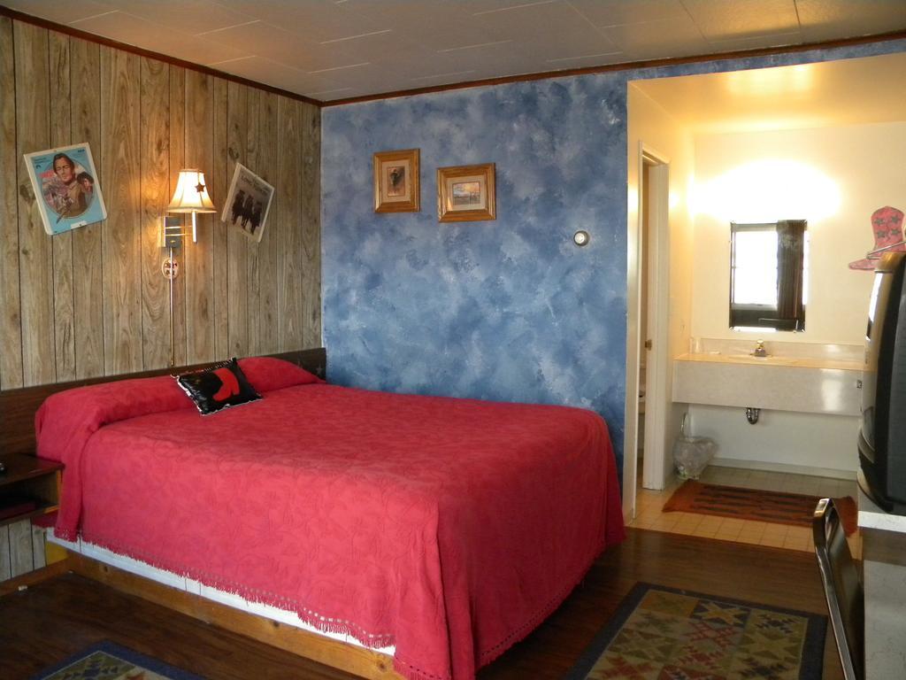 Blue And White Motel Kalispell Bagian luar foto