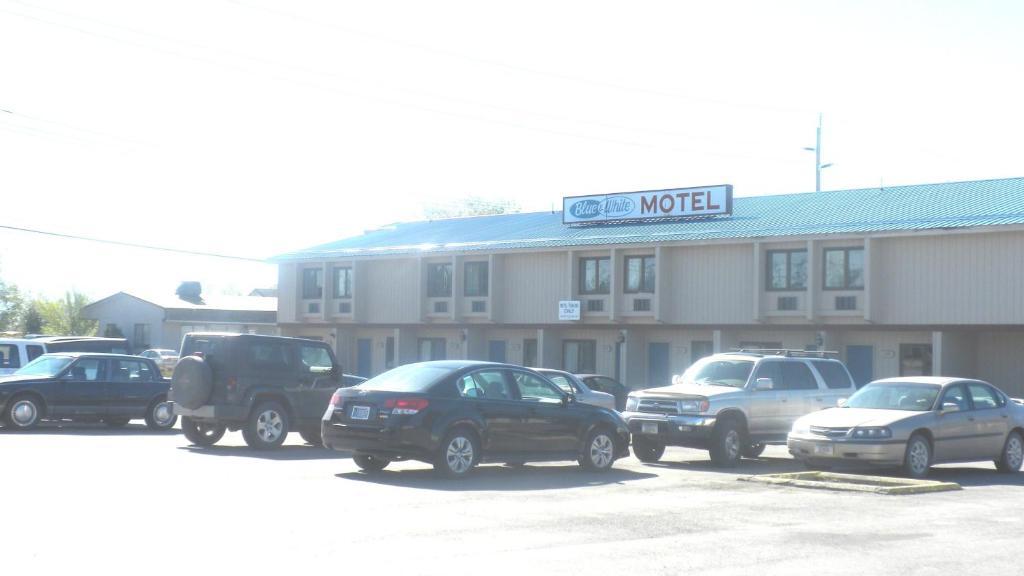 Blue And White Motel Kalispell Bagian luar foto