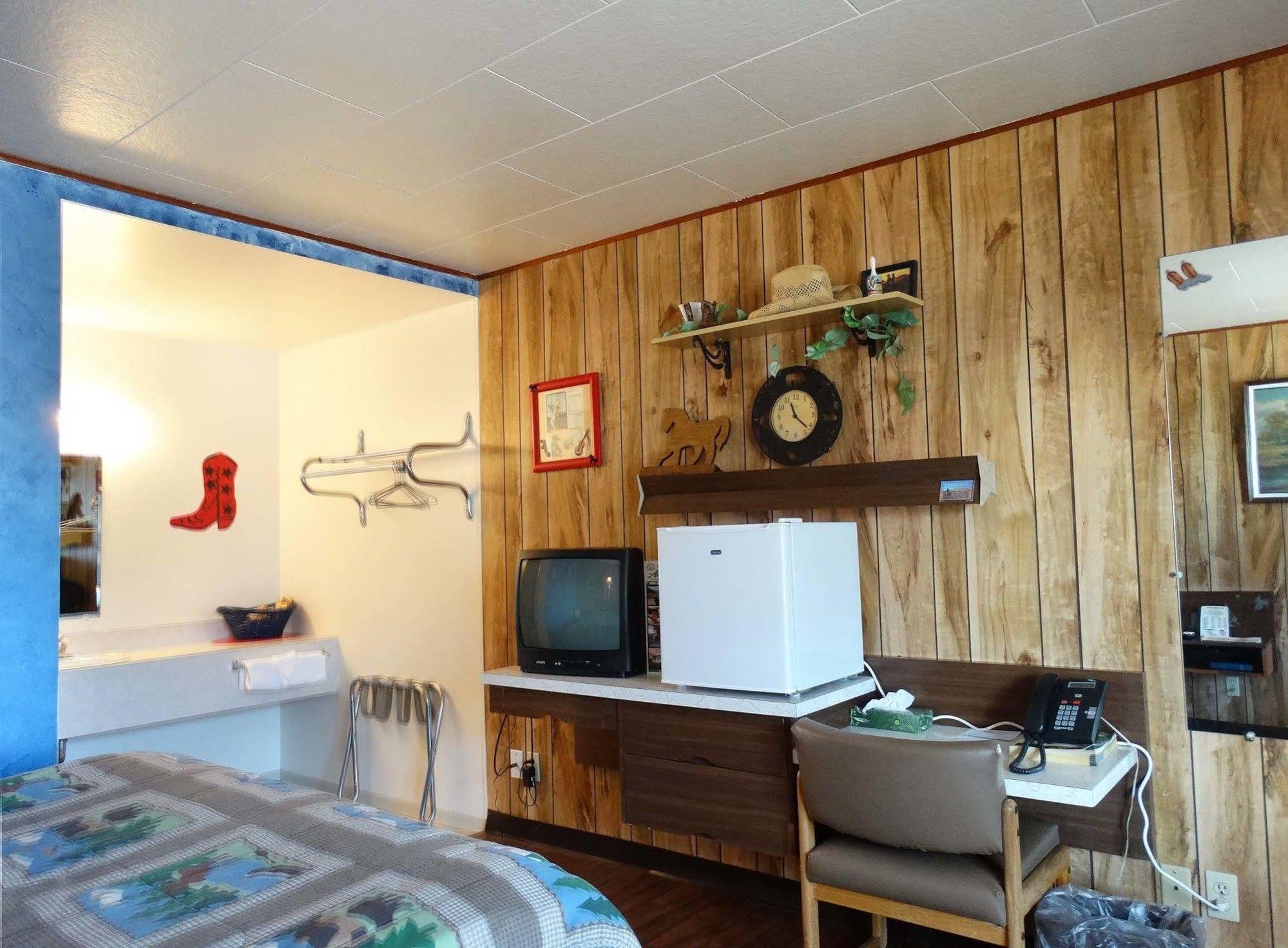 Blue And White Motel Kalispell Bagian luar foto