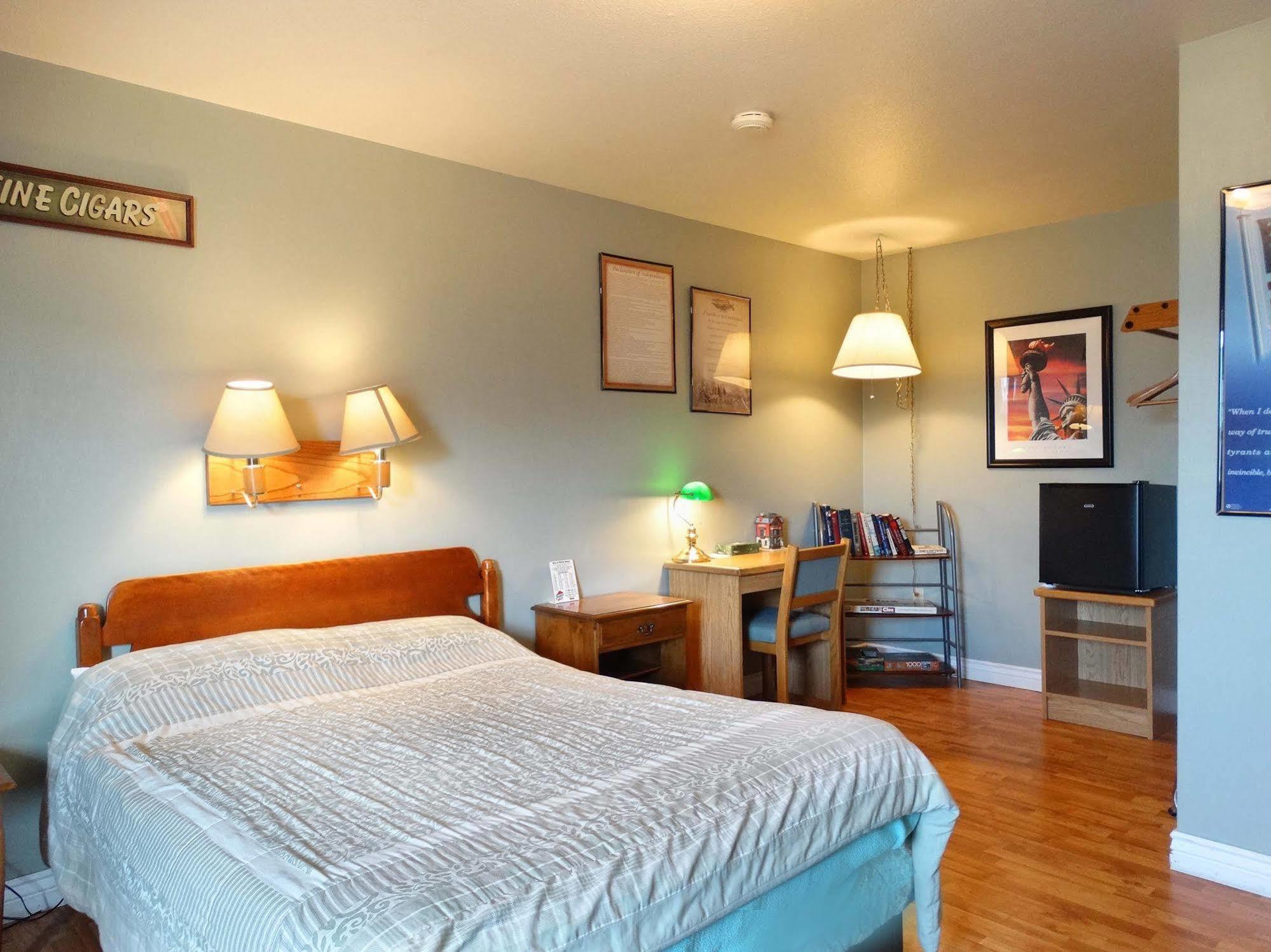 Blue And White Motel Kalispell Bagian luar foto